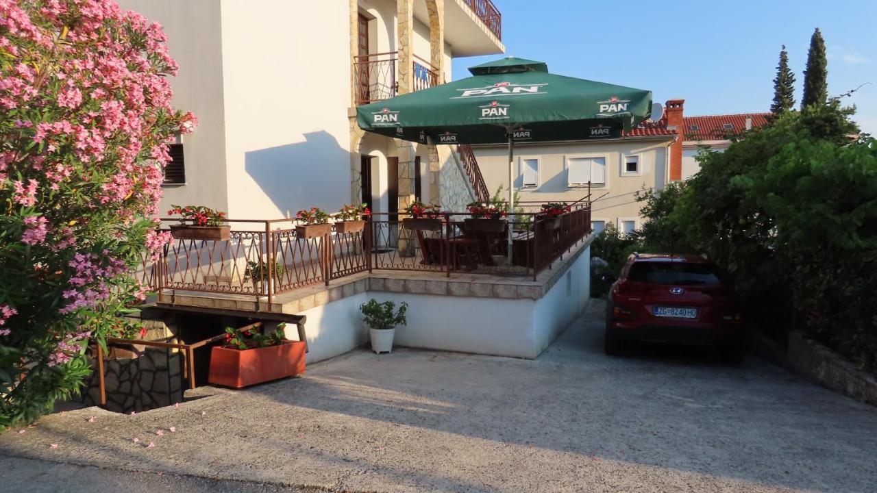 Apartments Kamelija Malinska Eksteriør bilde