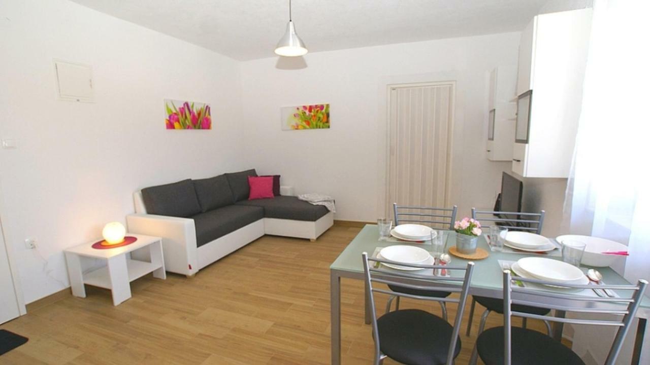 Apartments Kamelija Malinska Eksteriør bilde